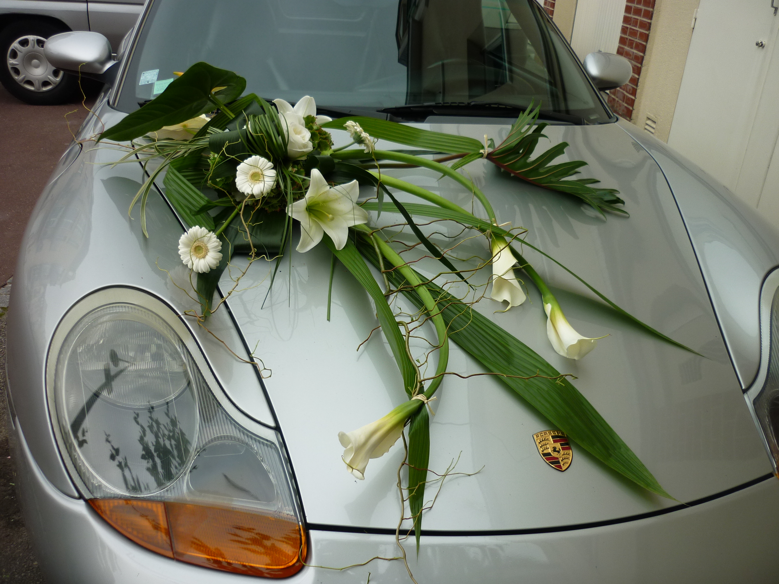 Décoration de voiture pour mariés - ventouse fleurie blanc et